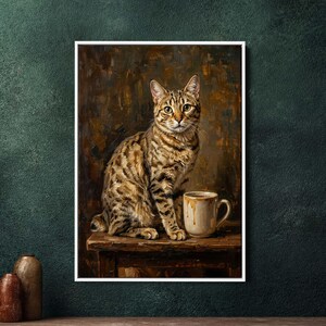 Może przedstawiać: Oprawiony obraz siedzącego kota pręgowanego z brązowymi i czarnymi oznaczeniami. Kot siedzi obok beżowego kubka z brązowymi kroplami. Tło jest ciemnobrązowe i teksturowane. Obraz znajduje się na drewnianym stole.