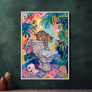 Op de afbeelding: Een kleurrijk schilderij toont een gevlekte kat op een toilet met patronen, die een krant bekijkt. Het kunstwerk heeft levendige roze, blauwe en groene tinten, met tropisch gebladerte en een betegelde vloer met patronen. Een rol toiletpapier is zichtbaar.