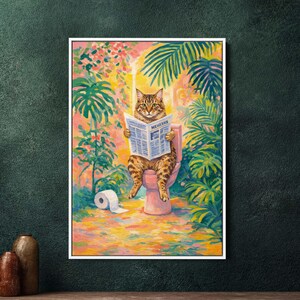 Może przedstawiać: Kapryśny obraz przedstawia kota pręgowanego siedzącego na różowej toalecie, pochłoniętego czytaniem gazety. Kot otoczony jest bujną zielenią i rolką papieru toaletowego. Widoczny jest nagłówek gazety. Grafika ma humorystyczny, vintage charakter.