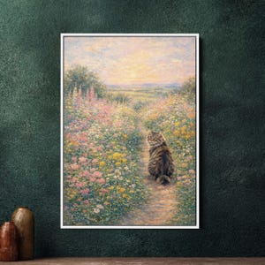 Może przedstawiać: Oprawiony obraz przedstawiający kota pręgowanego siedzącego na ścieżce przez pole kwiatów. Dzieło sztuki wykorzystuje miękką paletę kolorów różu, żółci i zieleni, z zachodem słońca w tle. Kot jest odwrócony tyłem, w wiejskim krajobrazie.