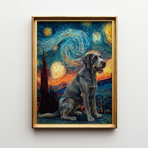 Pode incluir: Uma impressão emoldurada com um cão ao estilo de "A Noite Estrelada" de Van Gogh. A obra de arte apresenta um cão cinzento contra um fundo de redemoinhos azuis, amarelos e laranjas, com uma moldura dourada.