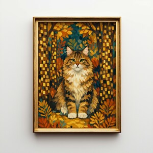 Può includere: Dipinto incorniciato di un gatto soffice con pelo marrone e marrone chiaro, occhi verdi e zampe bianche. Il gatto è seduto in una colorata scena di bosco con foglie autunnali. Lo sfondo presenta un motivo a mosaico.
