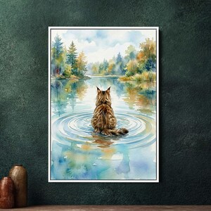 Może przedstawiać: Akwarela przedstawiająca kota siedzącego w jeziorze, tworzącego fale. Kot ma brązowe i beżowe futro, odwrócony od widza. Tło przedstawia las i pochmurne niebo z odbiciami w wodzie.
