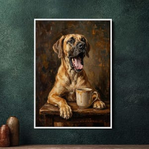 Può includere: Una stampa artistica incorniciata raffigurante un cane che sbadiglia, con una tazza di caffè su un tavolo di legno. Il cane ha il pelo marrone e sbadiglia ampiamente, rivelando la sua lingua rosa. La tazza è beige con gocce marroni.