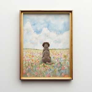 Pode incluir: Uma pintura em aquarela emoldurada retrata um cão marrom sentado em um campo de flores coloridas, de costas para o espectador. O céu é azul com nuvens brancas fofas. A moldura é dourada.