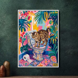 Może przedstawiać: Kolorowy obraz przedstawia brązowo-beżowego kota w cętki stojącego na wzorzystej toalecie, czytającego gazetę. Tło przedstawia tropikalne rośliny i kwiaty w odcieniach różu, żółci i niebieskiego. Rolka papieru toaletowego leży na podłodze.