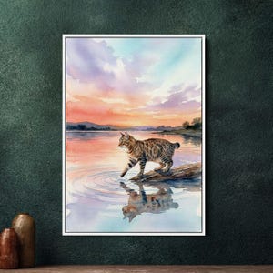 Op de afbeelding: Aquarel schilderij van een Bengaalse kat die bij zonsondergang in het water stapt. De kat heeft een gevlekte vacht en loopt op een boomstam. De lucht is een mix van oranje, roze en blauwe tinten, met de weerspiegeling van de kat in het water.