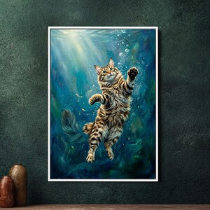 Może przedstawiać: Oprawiony obraz przedstawia kota pręgowanego pod wodą, wyciągającego łapy w górę. Kot ma brązowe i czarne futro. Bąbelki i promienie światła dodają scenie wodnej, na niebiesko-zielonym tle.