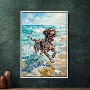 Pode incluir: Pintura a óleo emoldurada que retrata um cão castanho e branco correndo pelas ondas do oceano em uma praia arenosa. O cão está em movimento, com a boca aberta. O fundo apresenta um céu azul e o oceano.