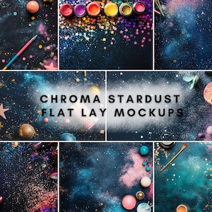 Puede incluir: Un collage de maquetas de plano plano con una variedad de artículos coloridos sobre un fondo azul oscuro con un efecto de polvo de estrellas. El texto "CHROMA STARDUST FLAT LAY MOCKUPS" se muestra en el centro de la imagen.