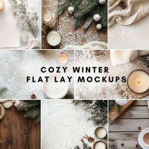 以下が含まれることがあります： 白いキャンドル、松の枝、白と茶色のテクスチャを特徴とする、居心地の良い冬のフラットレイモックアップ。テキスト「Cozy Winter Flat Lay Mockups」は黒で表示されています。