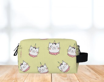 Travel in Style with our Kitten Pattern Toiletry Bag - Polyester Broadcloth