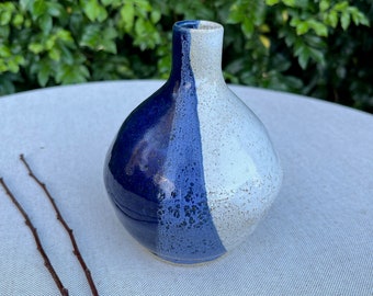 Vase bourgeons multicolores en céramique fait main, poterie tournée. Blanc et bleu brillant sur argile australienne mouchetée