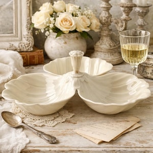 Può includere: Una tazza di ceramica bianca con manico nero e la scritta "But First, Coffee" in stile scritto a mano. La tazza è su una superficie bianca. La tazza è alta 10 cm.