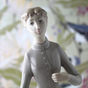 Lladro Nao Gala Party Lady フィギュア イエロー 1920 NAO by LLADRO Porcelain Figurine of Lady in Blue Dress and Bonnet