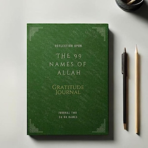 Puede incluir: Un diario verde con letras doradas que dice "Reflexión sobre los 99 nombres de Alá Diario de gratitud Diario dos 34-66 nombres".