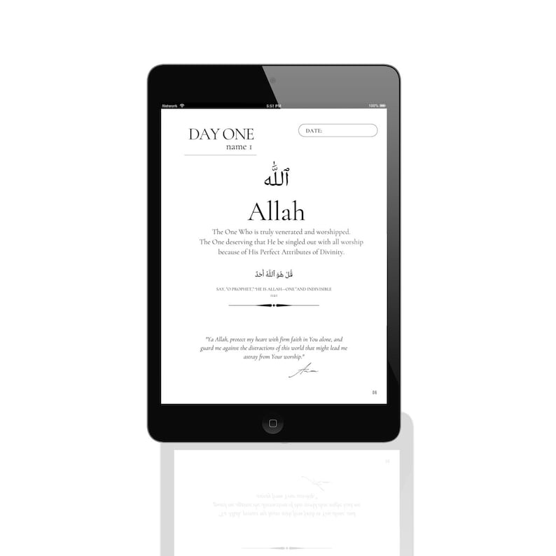 Puede incluir: Una tableta digital en blanco y negro que muestra una p&aacute;gina de un libro de devociones diario. La p&aacute;gina presenta la palabra &aacute;rabe para Dios, "Allah", en caligraf&iacute;a negra. El texto a continuaci&oacute;n explica el significado de la palabra e incluye una cita sobre la fe.