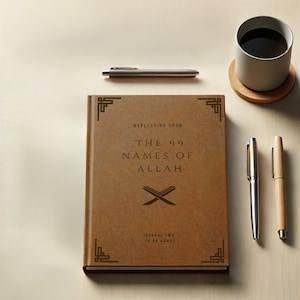 Pode incluir: Um diário de couro marrom com letras douradas que dizem "Reflexão sobre os 99 nomes de Alá". O diário está fechado e tem um design decorativo na capa. Há duas canetas sobre uma superfície de madeira ao lado do diário.
