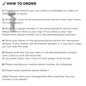 Może przedstawiać: Czarno-biała grafika instruktażowa zatytułowana HOW TO ORDER z ilustracją ludzika. Zawiera siedem krok&oacute;w personalizacji, w tym wyb&oacute;r koloru, numery wzor&oacute;w, litery monogramu oraz opcje rozmiar&oacute;w od 2cm do 5cm.