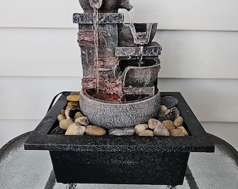 Thuiskantoor Decoratief tafelblad Meditatie en ontspanning 10-inch 4-laags bureaubladfontein met imitatiesteen Binnenwaterval Rivierrotsen