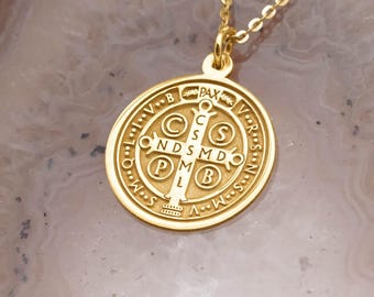 Collar de San Benito en oro macizo de 14 quilates – Colgante con medalla de San Benito – Joyería católica de protección – Grabado gratuito