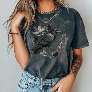 ゴシッククロウTシャツ：神秘的なカラスのデザイン、感動的な名言