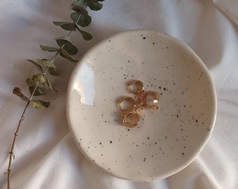 Plat à bijoux en céramique, bol pour bagues, assiette à bijoux fait main, assiette en céramique noire et blanche, assiette, assiette cadeau, plat à bijoux, cadeau fait main