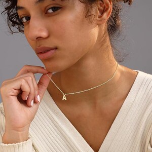Collar con inicial de oro, collar con letras, collar delicado de oro macizo, collar con inicial minimalista, regalos para esposas, regalos personalizados para mujeres