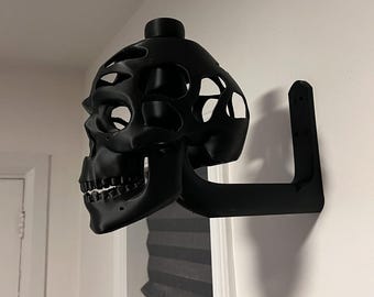 Wall-Mounted Skull Helmet Display Stand – Unique 3D-Printed Holder for Cosplay & Collectibles