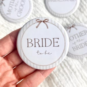 Neutral blivande brudknapp | Kärleken brygger brudfestpins | Boho bröllop