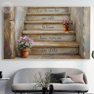Puede incluir: Pintura enmarcada que representa una escalera de piedra desgastada con flores rosas en macetas. Los escalones tienen texto en italiano. La obra de arte tiene una paleta de colores cálidos, con tonos beige y marrón.
