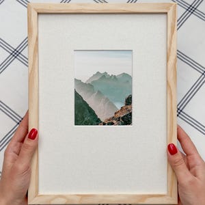 Marco de madera de fresno con paspartú personalizado: minimalista, sencillo, cálido, ligero, con abertura para paspartú personalizada, madera maciza.