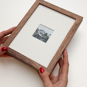 Bilderrahmen aus massiver Walnuss mit großem Passepartout, handgefertigter minimalistischer Galeriewandrahmen aus Holz, Naturholzgeschenk für die Wohnkultur