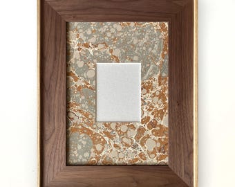 Marco de fotos de madera hecho a mano con paspartú de papel jaspeado, tapete personalizado de dos tonos en nogal y fresno, regalo único para la decoración del hogar.