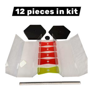 Puede incluir: Un kit de 12 piezas, que incluye dos bases hexagonales negras, un peque&ntilde;o disco negro, una varilla plateada y un componente de pl&aacute;stico transparente con detalles en forma de lazo rojo y verde. Se muestra el texto "12 pieces in kit".