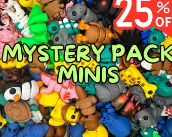 Op de afbeelding: Een kleurrijk assortiment van kleine, handgeschilderde dierfiguren. De figuren zijn gemaakt van polymer clay en tonen een verscheidenheid aan dieren, waaronder giraffen, pinguïns, schildpadden en meer. De tekst "MYSTERY PACK MINIS" wordt weergegeven in groene letters op een witte achtergrond.