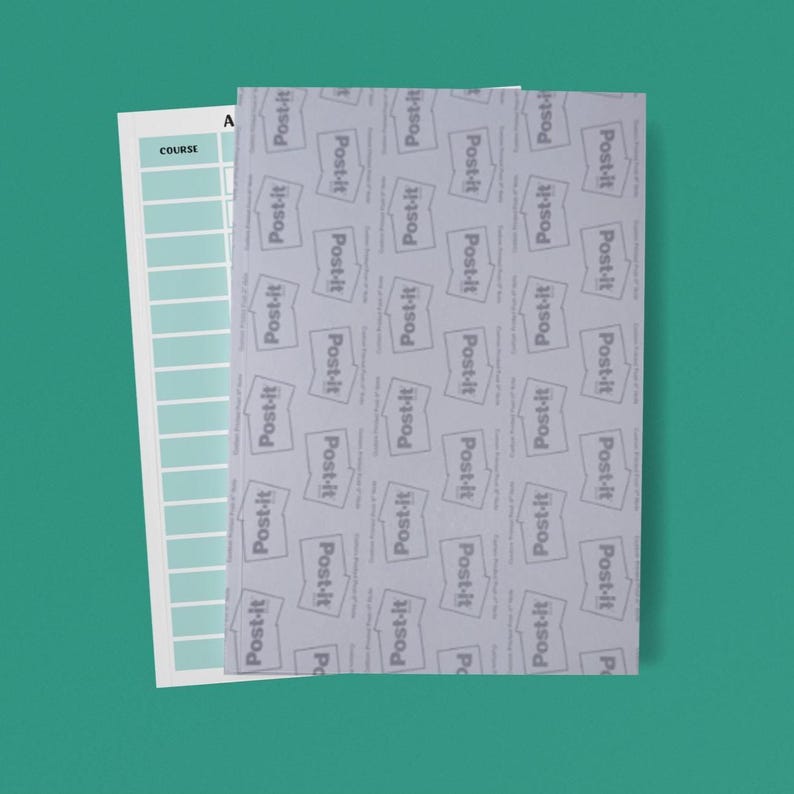 以下が含まれることがあります： ターコイズ色の背景に2つのメモ帳。1つは、ターコイズ色のグリッドと「COURSE」の文字が入った白いメモ帳です。もう1つは、繰り返しの「Post-it」ロゴパターンが入ったグレーのメモ帳です。「A」の文字が白いメモ帳に表示されています。