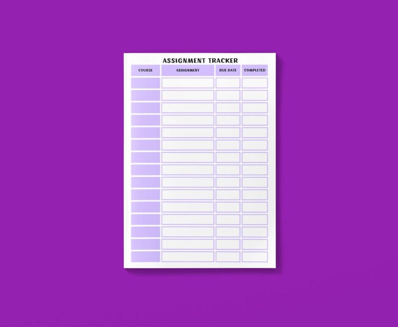 K&ouml;nnte beinhalten: Ein wei&szlig;er Aufgaben-Tracker mit lila Rand und Text auf lila Hintergrund. Der Tracker enth&auml;lt Spalten f&uuml;r Kurs, Aufgabe, F&auml;lligkeitsdatum und Fertigstellungsstatus. Der Text "ASSIGNMENT TRACKER" steht oben.