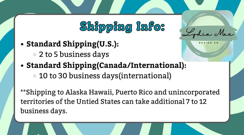 K&ouml;nnte beinhalten: Eine wei&szlig;e rechteckige Grafik mit dem Text "Shipping Info:" und Aufz&auml;hlungszeichen, die die Versandzeiten f&uuml;r Bestellungen in den USA, Kanada und international detaillieren. Die Grafik enth&auml;lt auch das Logo von Lydia Mae Design Co.