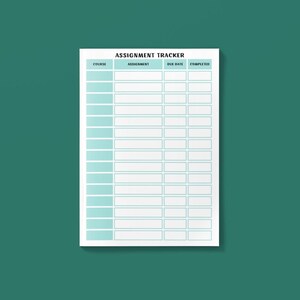 以下が含まれることがあります： コース、課題、期日、完了の欄がある、白地に水色の枠と水色のボックスで構成された課題トラッカー。上部には「ASSIGNMENT TRACKER」の文字。トラッカーは濃い緑色の背景に配置されています。