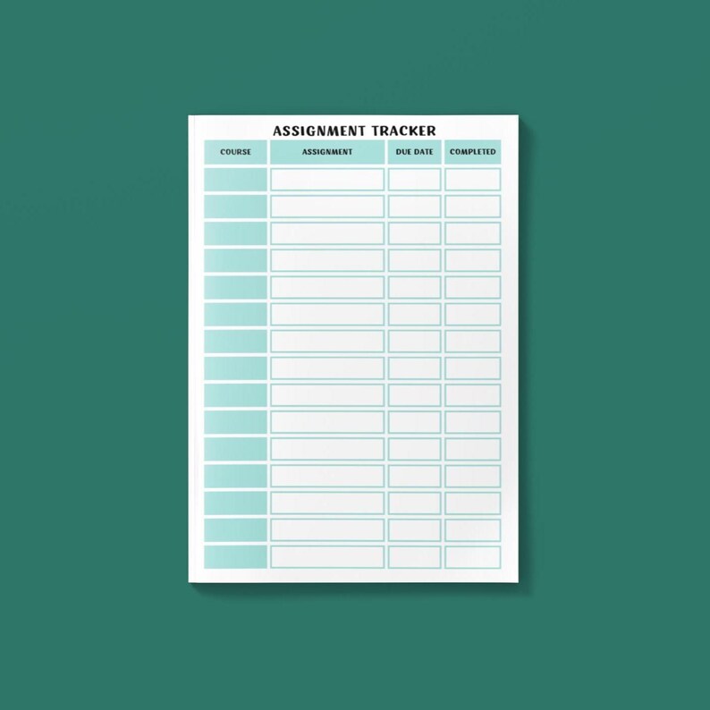 以下が含まれることがあります： コース、課題、期日、完了の欄がある、白地に水色の枠と水色のボックスで構成された課題トラッカー。上部には「ASSIGNMENT TRACKER」の文字。トラッカーは濃い緑色の背景に配置されています。