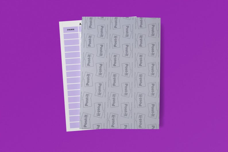 K&ouml;nnte beinhalten: Ein Stapel Post-it-Zettel und eine Kurscheckliste auf lila Hintergrund. Die Post-it-Zettel sind hellgrau mit einem sich wiederholenden Muster des Post-it-Logos. Die Checkliste ist wei&szlig; mit lavendelfarbenen Linien.