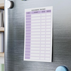 K&ouml;nnte beinhalten: Ein wei&szlig;es Aufgabenverfolgungsblatt mit lila &Uuml;berschrift und Raster ist an einem silbernen K&uuml;hlschrank befestigt. Der Tracker ist mit "Assignment Tracker" beschriftet und enth&auml;lt Spalten f&uuml;r Kurs, Aufgabe, F&auml;lligkeitsdatum und Fertigstellung.