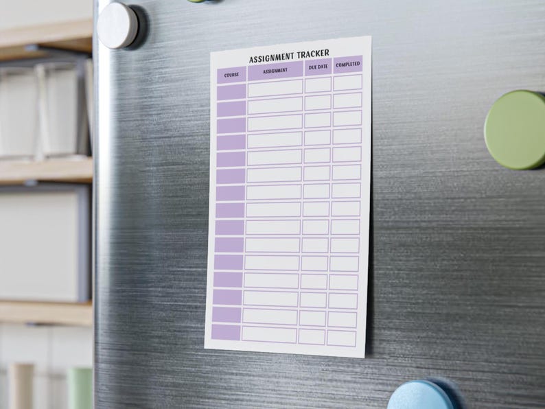 K&ouml;nnte beinhalten: Ein wei&szlig;es Aufgabenverfolgungsblatt mit lila &Uuml;berschrift und Raster ist an einem silbernen K&uuml;hlschrank befestigt. Der Tracker ist mit "Assignment Tracker" beschriftet und enth&auml;lt Spalten f&uuml;r Kurs, Aufgabe, F&auml;lligkeitsdatum und Fertigstellung.