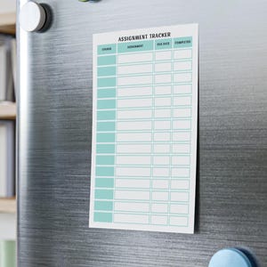 以下が含まれることがあります： ターコイズ色のヘッダーとグリッドが付いた白い課題トラッカーが、マグネットでステンレス製の冷蔵庫に取り付けられています。「Assignment Tracker」とラベル付けされ、コース、課題、期日、完了ステータスの列が含まれています。