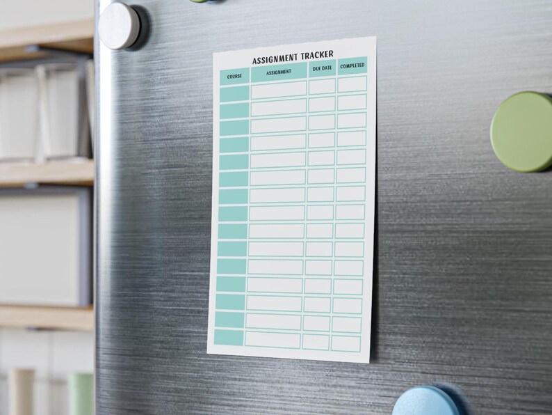 以下が含まれることがあります： ターコイズ色のヘッダーとグリッドが付いた白い課題トラッカーが、マグネットでステンレス製の冷蔵庫に取り付けられています。「Assignment Tracker」とラベル付けされ、コース、課題、期日、完了ステータスの列が含まれています。