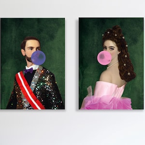 Può includere: Due ritratti incorniciati di figure che soffiano bolle. Il primo ritratto presenta un uomo con una giacca di paillettes, una fascia rossa e un papillon viola. Il secondo ritratto mostra una donna con un abito rosa e una collana di perle. Entrambi i ritratti hanno uno sfondo verde scuro.