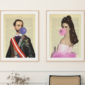 Può includere: Due stampe incorniciate con un'estetica vintage. Le stampe mostrano un uomo e una donna con una bolla di chewing gum in bocca. L'uomo indossa un abito nero e argento con una fascia rossa. La donna indossa un vestito rosa. Le stampe sono circondate da pareti bianche e un pavimento in legno.