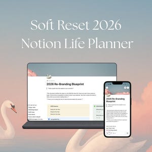 Könnte beinhalten: Ein digitaler Notion Life Planner mit dem Titel "Soft Reset 2026", der auf einem Laptop und Smartphone angezeigt wird. Die Bildschirme zeigen einen "2026 Re-Branding Blueprint" mit Text und einer Schwanengrafik. Der Hintergrund ist ein weicher Pastellverlauf.