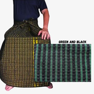 Puede incluir: Un pareo con un patrón de cuadros verdes y negros con finas líneas horizontales blancas. La tela está envuelta alrededor de la cintura y atada al frente. Un recuadro muestra el detalle de la tela con el texto GREEN AND BLACK encima.